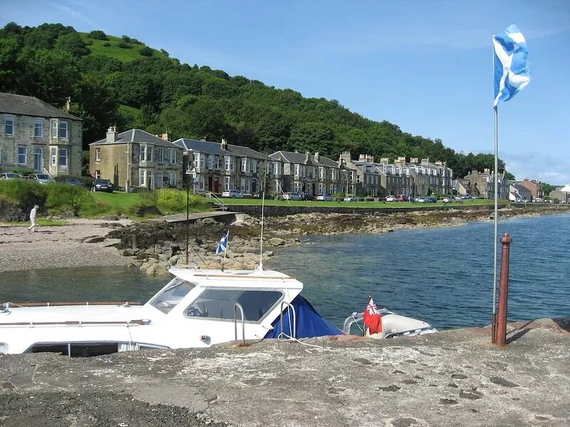 Quality Seaside Apartment short walk to beach
