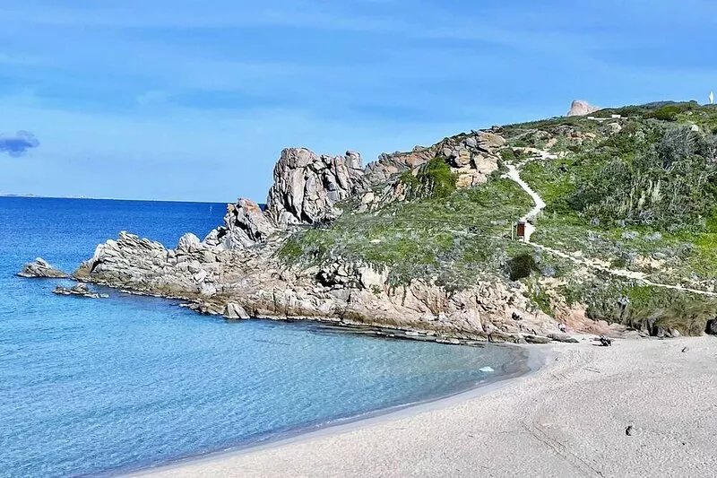 Air-conditioned three-room apartment with beautiful sea view