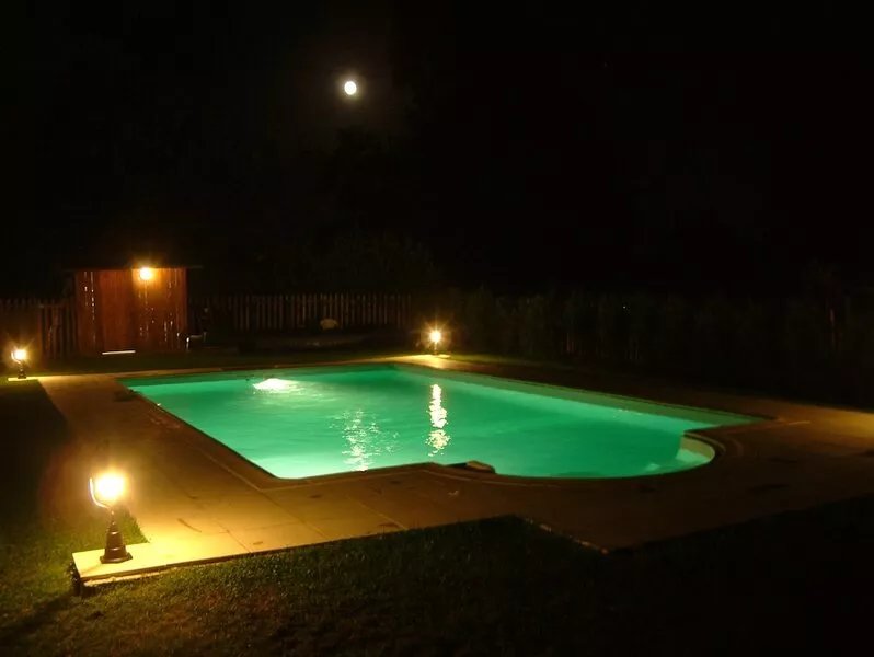Detached chalet, wooded grounds 1500 m2, heated swimming pool.