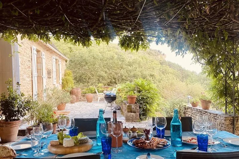 Fabulous farmhouse, sleeps 8 with private pool, garden, parking and wifi