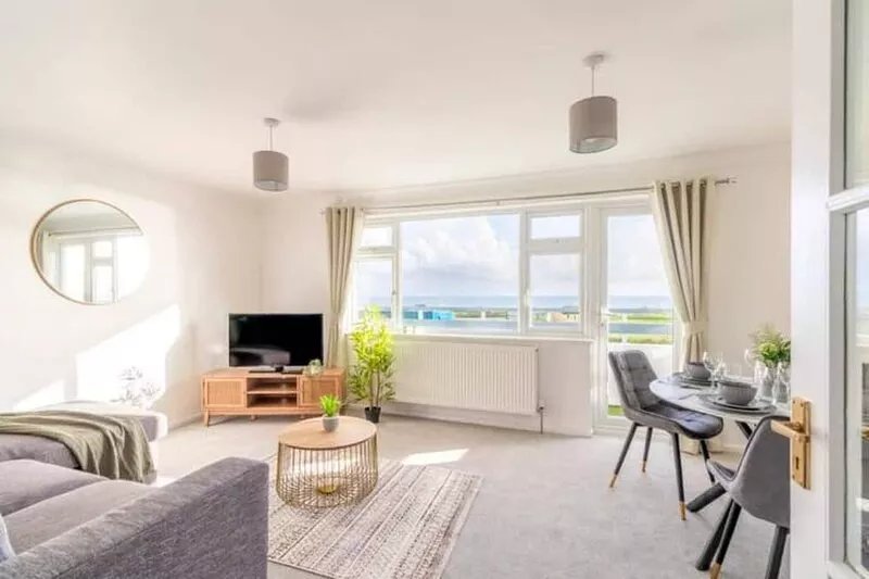 Large Sea View 2 bedroom Sleeps 6 - Free Parking