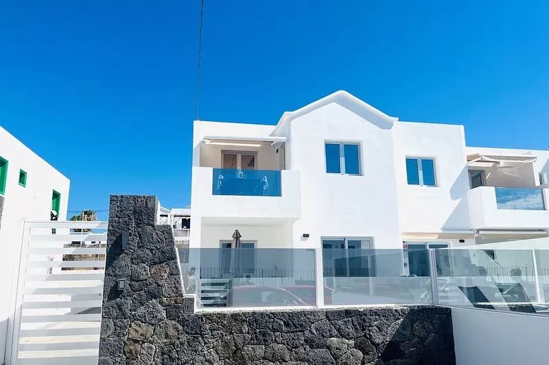 Stunning 2 Bedroom Apartment near to beach and main strip with communal pool