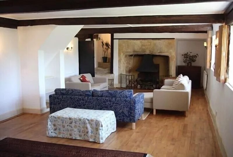 Coastal 6 bedroomed property set in own farmland yet not far from ammenties.