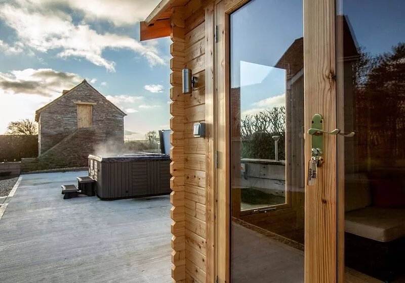 A beautifully renovated farm house on the coast with a hot tub & outdoor bar