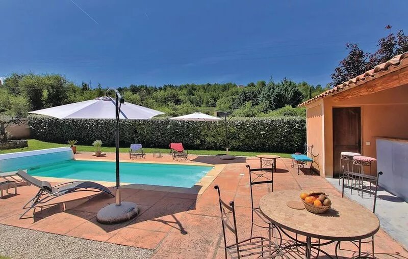 Quiet country cottage with private pool