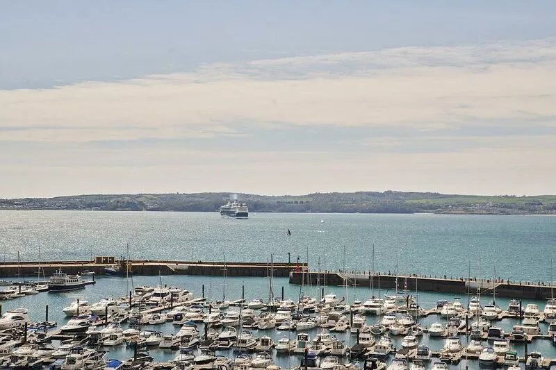 Harbour Breeze - on Harbour with hot tub