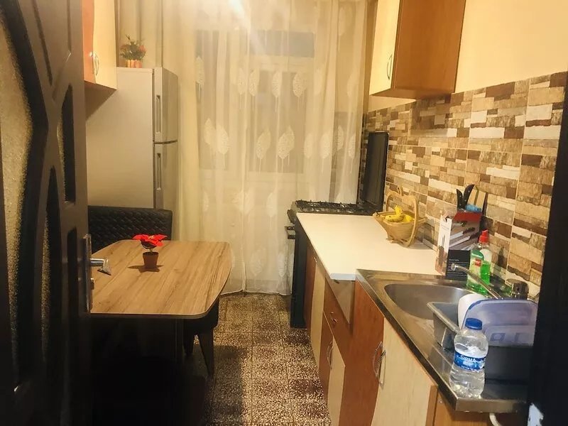 A cute apartment, new remodeled,  in a quiet area,3 min from the Metro , Sleep 4