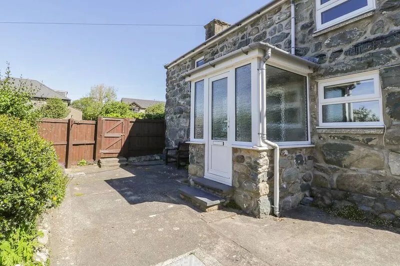 TY UCHAF, family friendly, with a garden in Dyffryn Ardudwy