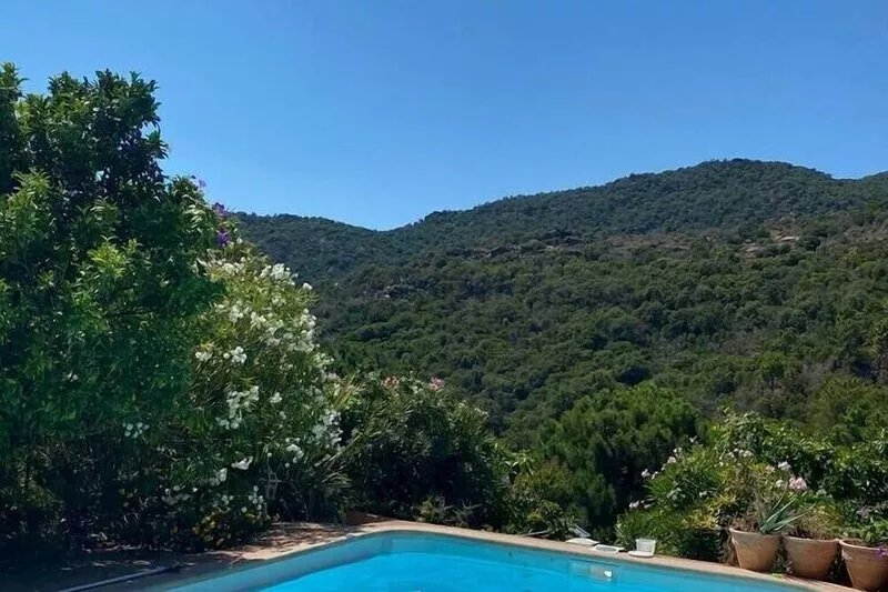 Villa pool air-conditioned 6 rooms quiet and nature -near beach- capacity 14 p