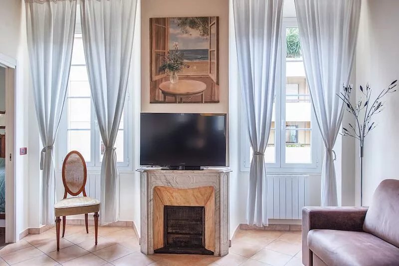 LARGE BRIGHT 2-ROOM APARTMENT 50 M FROM THE BEACH IN THE TOWN CENTER