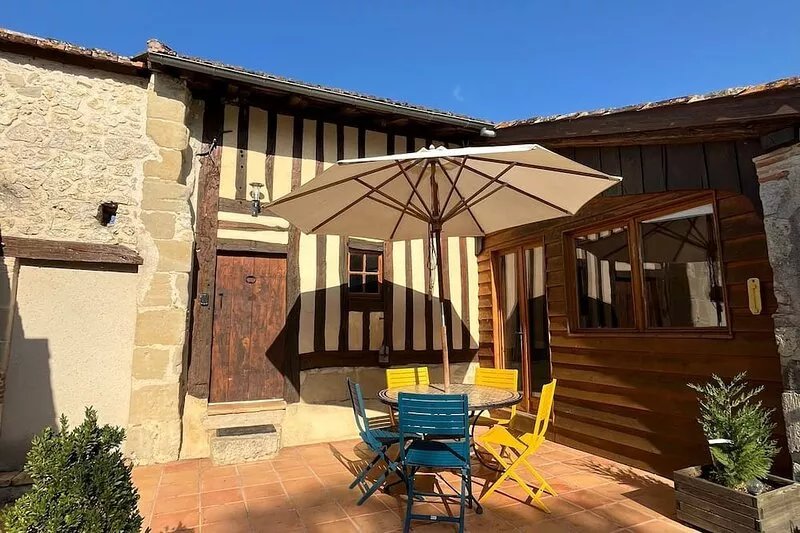 Stunning ancient stone cottage with private pool, set in panoramic lake location