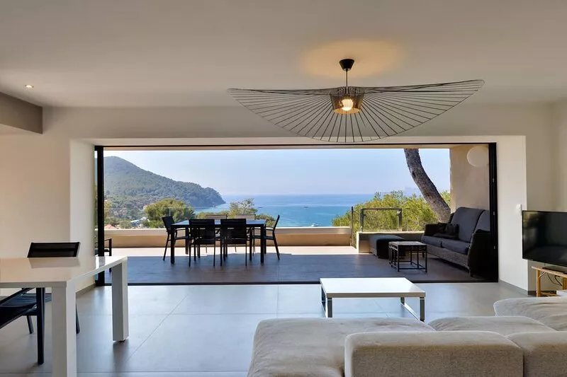 Sea views, mirror pool, modern architecture, 5-min walk to La Madrague Beach