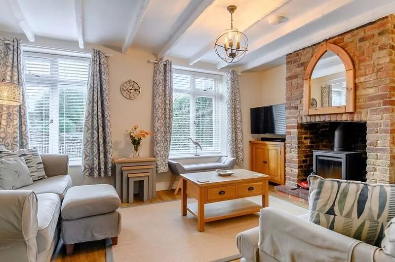 Mill Pond Cottage - Four Bedroom House, Sleeps 8