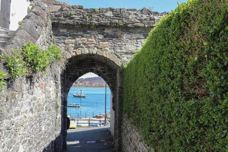 OAKWOOD STABLES, with open fire in Conwy