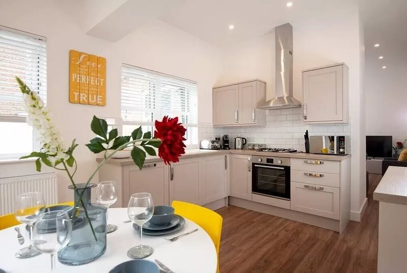 Flat B - Bright and spacious 2 bedroom 2 bathroom garden apartment