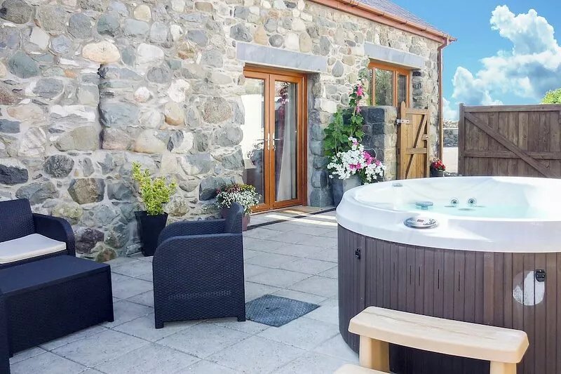 4 bedroom accommodation in Llandwrog, near Caernarfon