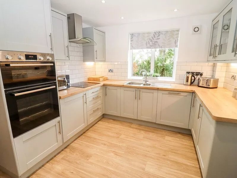 17 SANDS CLOSE, pet friendly, with open fire in Broadway