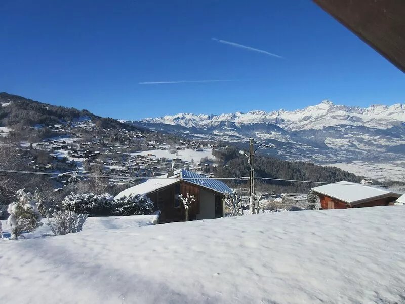 Charming chalet completely renovated, exceptional views, sauna, fireplace.