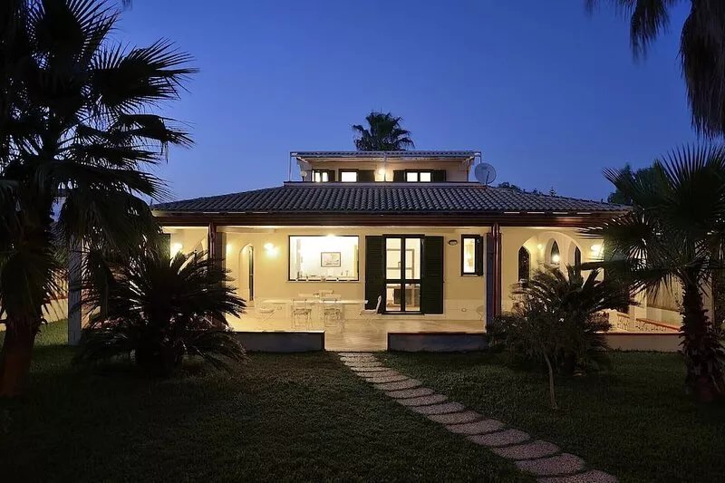Villa with direct access to the fine sandy beach, garden and terraces
