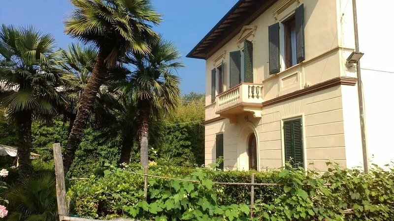 Liberty villa with private garden and parking. Close to the sea and the lake