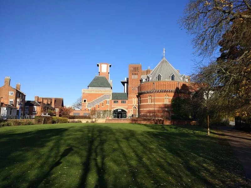 No shared access. 10 mins to RSC Theatre, restaurants & town centre