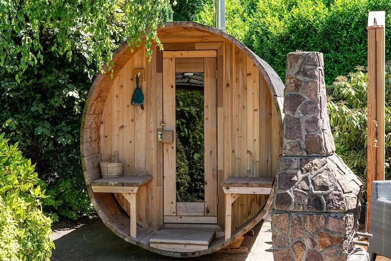 Cosy forest cabin with a barrel sauna
