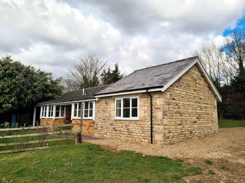 Elderflower Cottage, fresh countryside bungalow 1.5 miles from historic Stamford