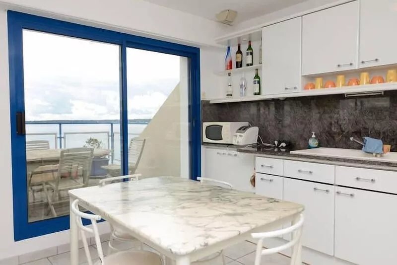 Very nice and large, modern apartment Penthouse feet in the water.