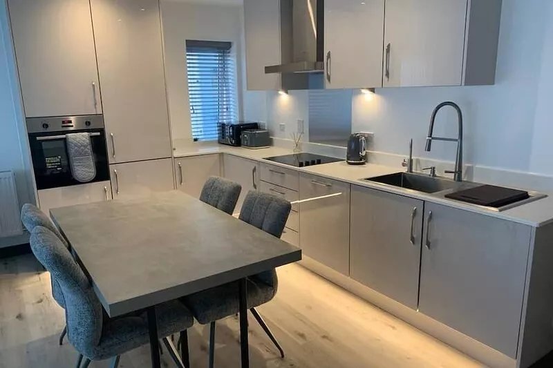 2 bedroom lovely apartment with parking! 2 minutes from Harlow Town station