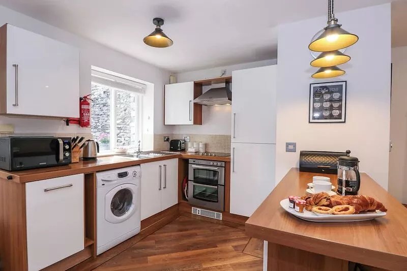 THE SANCTUARY, family friendly, with a garden in Windermere