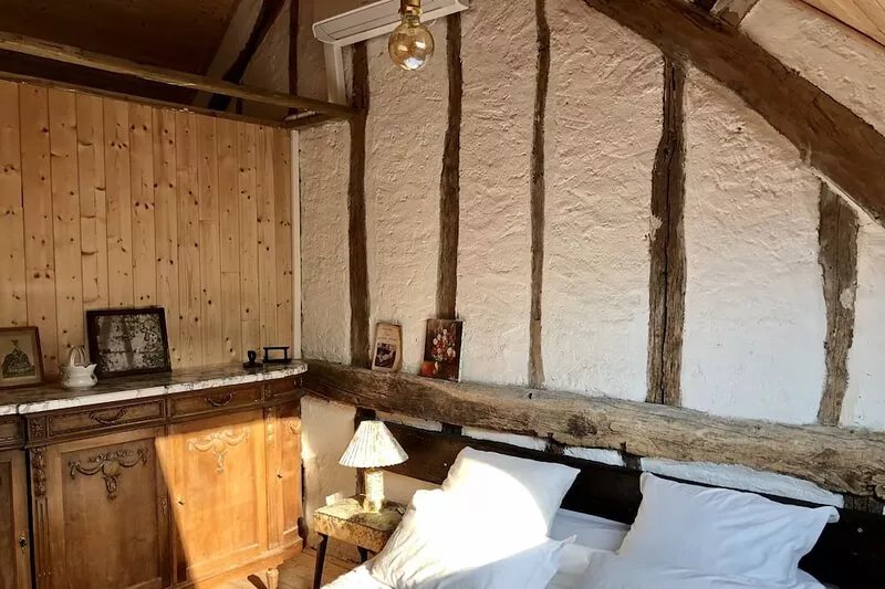 320m2 property with heated swimming pool 115km south of Paris