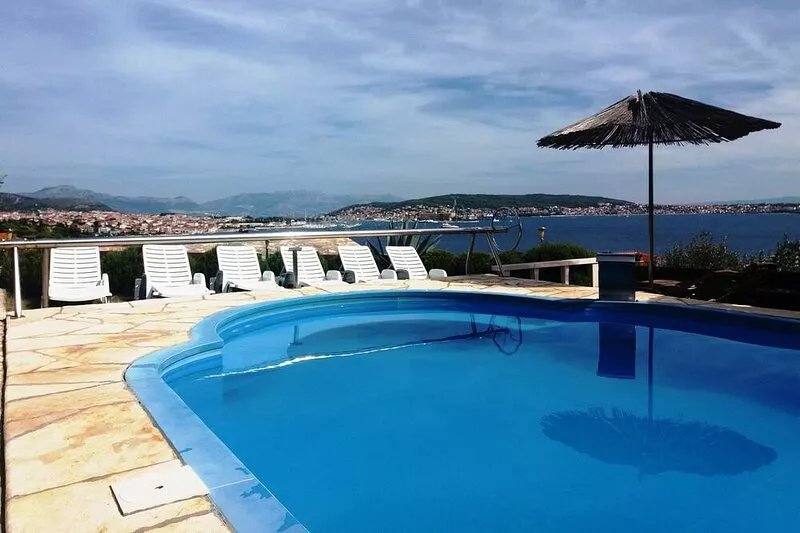 Villa Julio's first floor two bedroom apartment no. one-with terrace towards sea