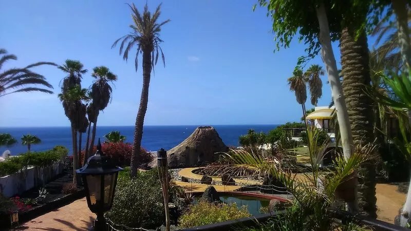 Air Conditioned Studio Apartment, Pool, Sea Views, Wi-Fi, UK & Irish TV + sports