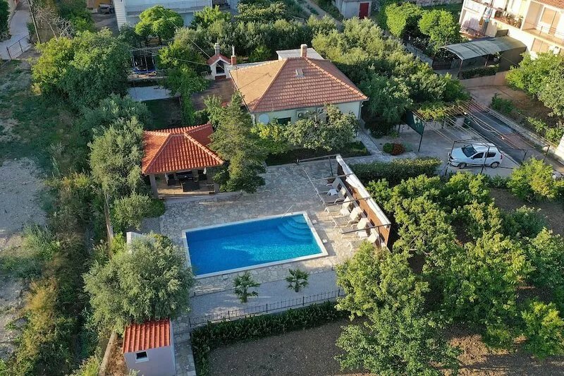 3 bedroom gorgeous home in Kastel Kambelovac