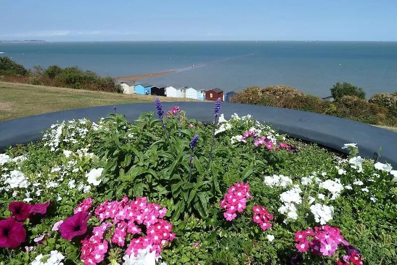 Modern 2 Bed (sleeps up to 4) house, 50 metres from sea front