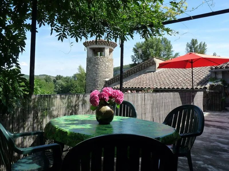 Holiday cottage for 4-5 people, near a river. South Ardeche, southern climate
