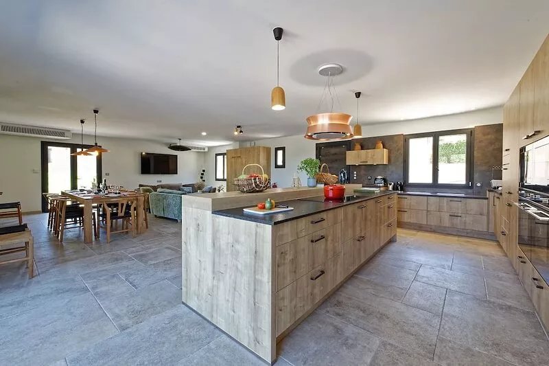 A pretty hamlet in the heart of the Escarelle vineyards