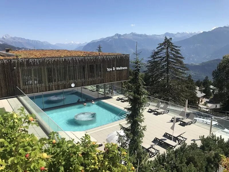 Stunning contemporary ski chalet with unbelievable views of the mountains