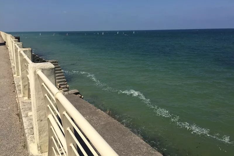 Waterfront apartment with your feet in the water!