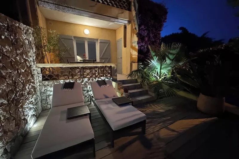 T2 air-conditioned 35m² sea view with terrace and private parking / beach and