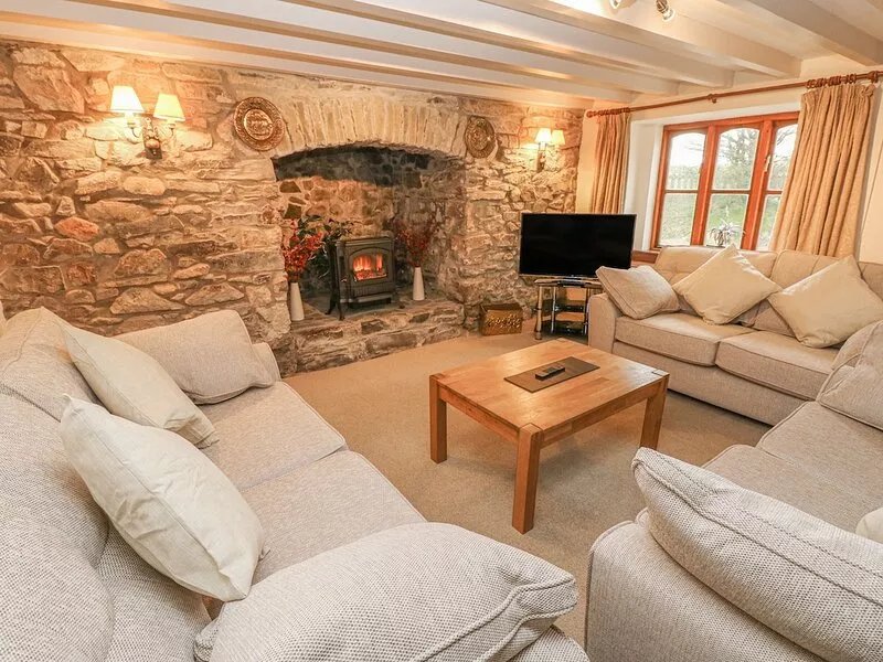 MAERDY LODGE, family friendly, character holiday cottage in Solva