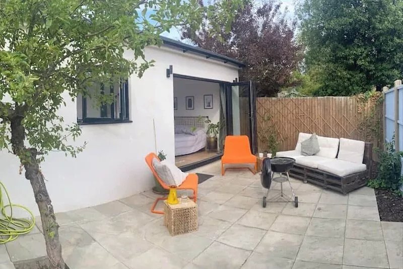 Sunny south  facing, cute garden studio with own private  patio, South London