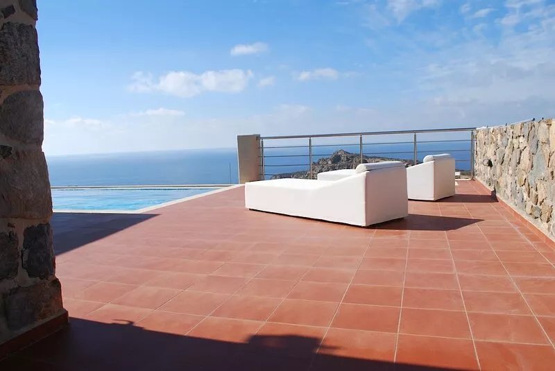 Villa Aglaia - Heated Pool - Outdoor Jacuzzi - Affordable Luxury - Privacy