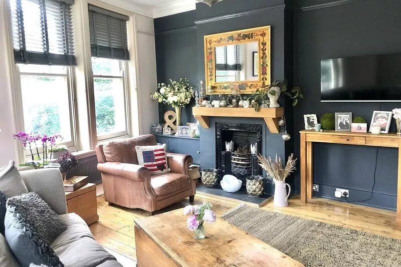 Two bedroom loft style apartment in leafy suburb