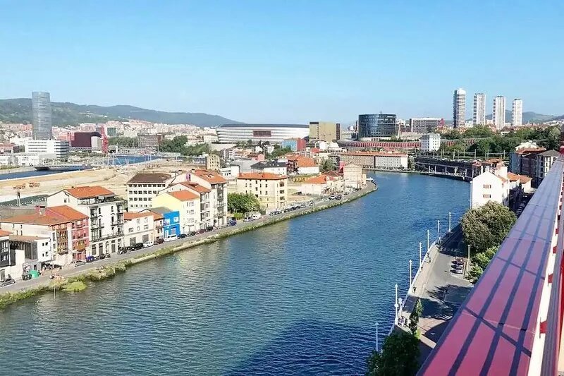 Quiet apartment next to the river, ideal for visiting Bilbao! w/Parking