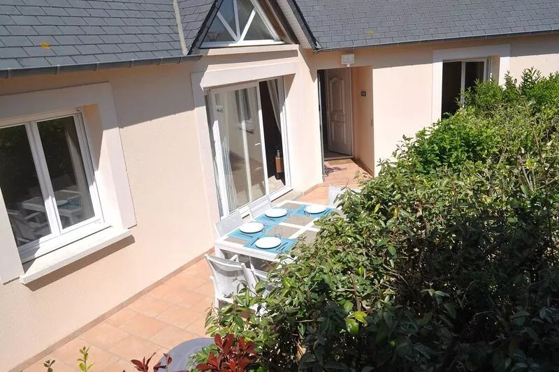 Holiday house between beach and dunes in unspoilt natural site.
