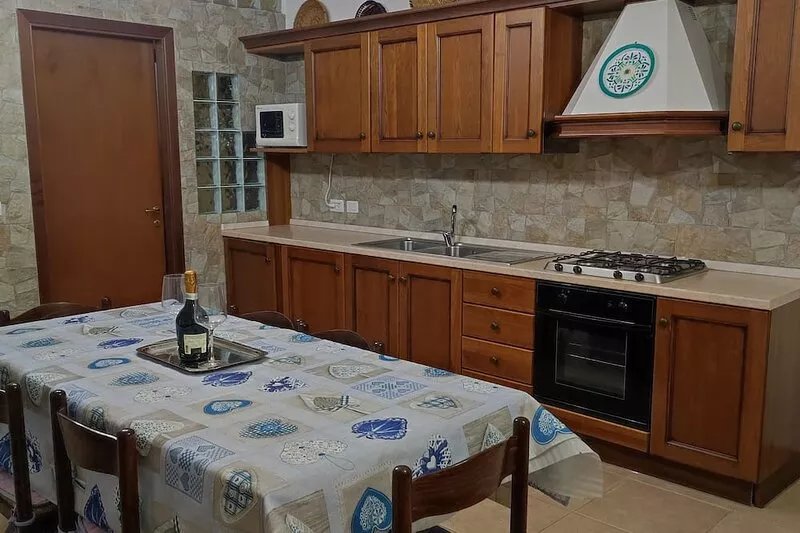 La Corte: house with garden to 10 minuteren from the sea