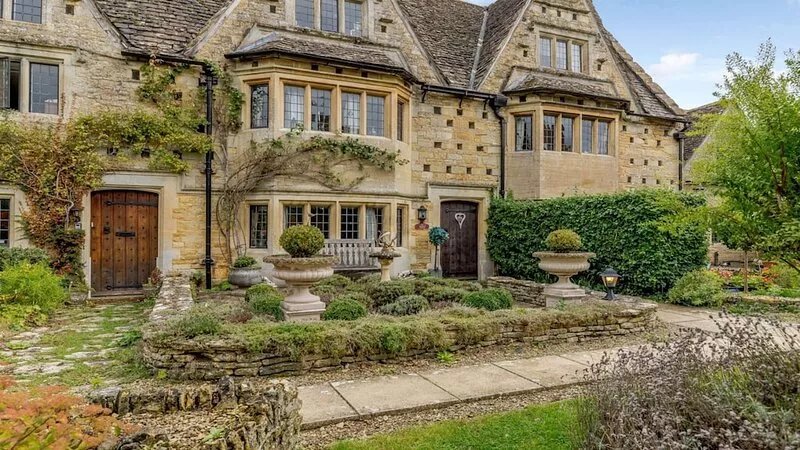 Grade II* listed holiday home with off-street parking and an open-plan garden