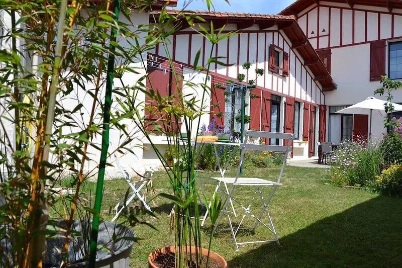House with garden, Center La Rochelle (Rental)