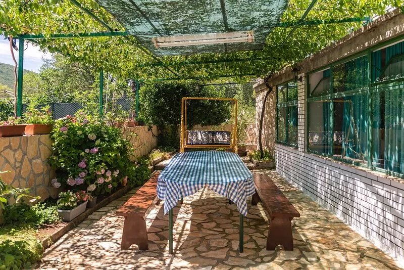 Rural vacation house with pool in Šibenik countryside
